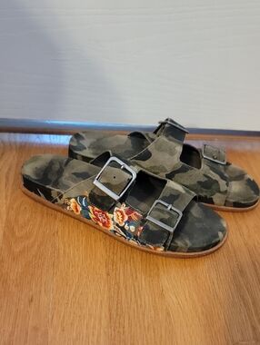 Johnny Was Camouflage Embroidered Double Buckle Sandals Shoes Camo Size 9